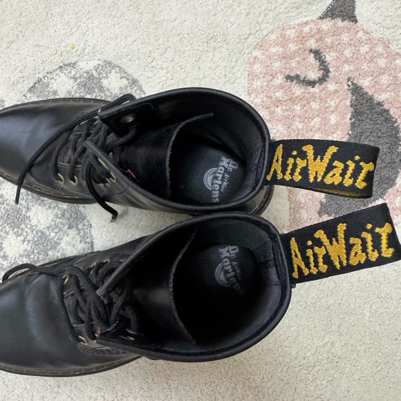 Women size 8 Doc Martens barely worn - Picture 5 of 6